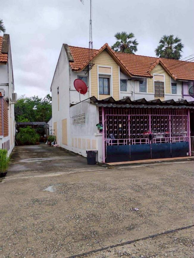 หมู่บ้านแฟมิลี่แลนด์ นาป่า ซอย 6/10 บ้านเลขที่ 99/1042