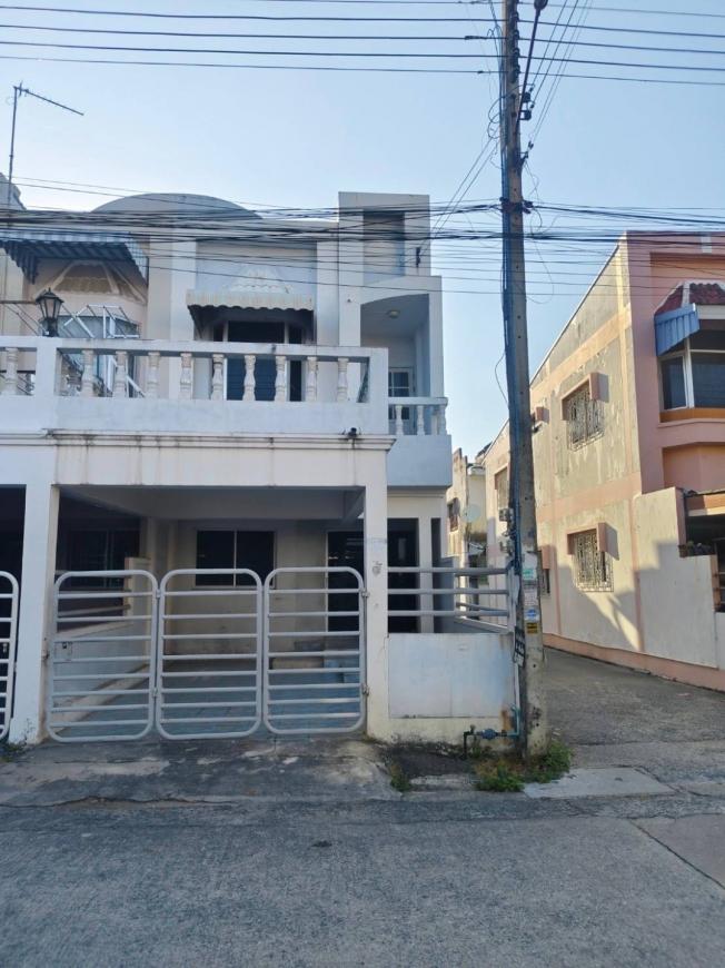 หมู่บ้านทรายแก้วหลังริม   หนองมนชลบุรี  ซอย 5 บ้านเลขที่ 21/105 